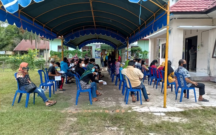 Babinsa Kereng Bangkirai Dampingi dan Pantau Pelaksanaan Vaksinasi Dosis Kedua