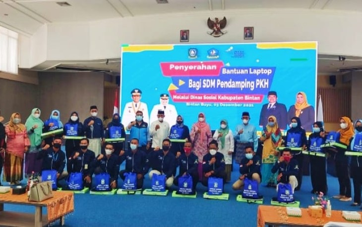 Ketua TP PKK Kepri Dewi Ansar Serahkan Bantuan Laptop Untuk SDM Pendamping PKH