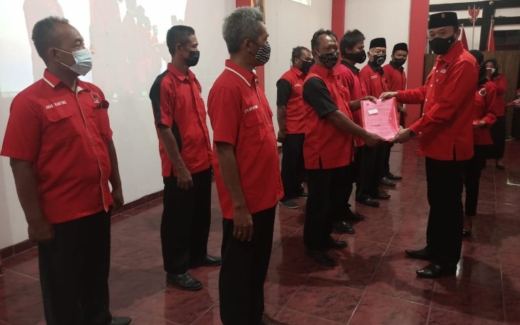 DPC PDIP Karanganyar Lantik Pengurus Ranting dan Anak Ranting