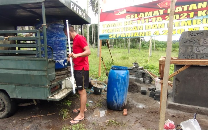 Personil satgas TMMD saat menyuplai air ke lokasi pembuatan Tugu prasasti