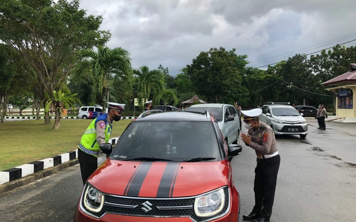 Pihak Polres Aceh Singkil saat melakukan penjaringan vaksinasi transportasi masyarakat.