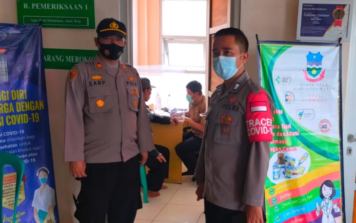 Kapolsek Pamulihan-Polres Garut, Pantau Pengamanan Vaksinasi Covid-19 di UPT PKM Cisandaan, Pamulihan Garut