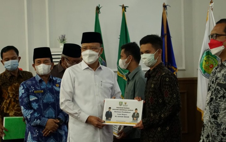 Gubernur Rohidin Salurkan Bantuan Zakat untuk Pendidikan dan UMKM