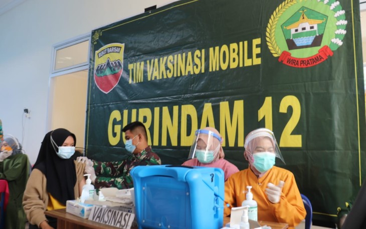 Dandim 0315/Bintan Dampingi Danrem 033/WP Tinjau Pelaksanaan Serbuan Vaksinasi Covid-19 Tim Vaksin Mobile Gurindam 12 di Kabupaten Bintan