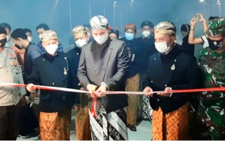 Bupati Kendal, Dico M Ganinduto, B.Sc meresmikan Fasilitas Umum (Fasum) Ruang Terbuka Hijau, Minggu malam (12/12 2021)