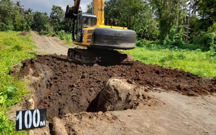Satgas TMMD kodim Bitung gunakan excavator gali batu