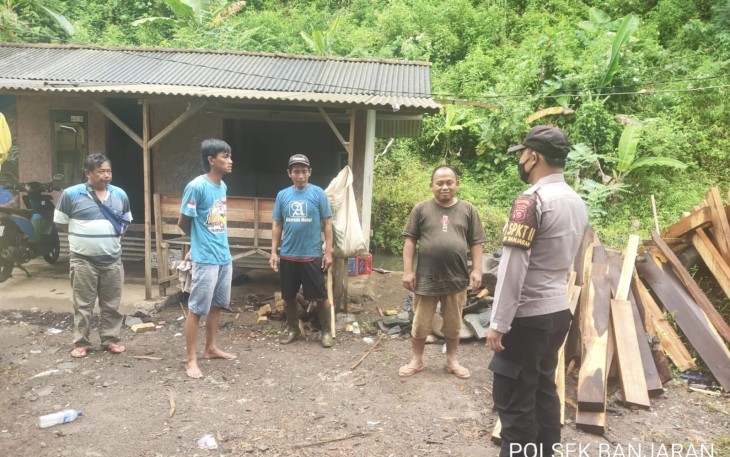 Lakukan Patroli Rutin Kewilayahan, Personil Polsek Banjaran Himbau Warga Patuhi Prokes Covid19