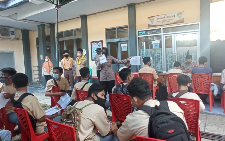 Kapolsek Cigasong Laksanakan Pengamanan Vaksinasi Bagi Pelajar 