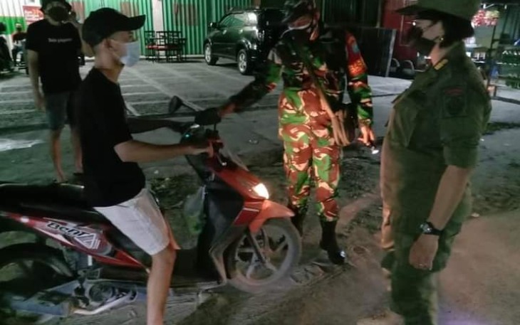 Koramil 01/Pahandut Bersama Satgas Covid-19 Gelar Operasi Yustisi Malam Hari di Wilayah Kecamatan Pahandut