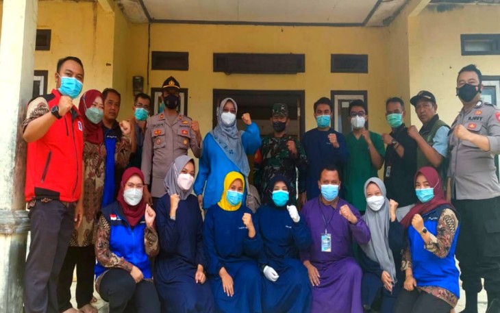 Kapolsek Singajaya - Polres Garut Bersama Danramil Dampingi Sekdinkes Garut Pada Pelaksanaan Vaksinasi di Desa Sukanegara