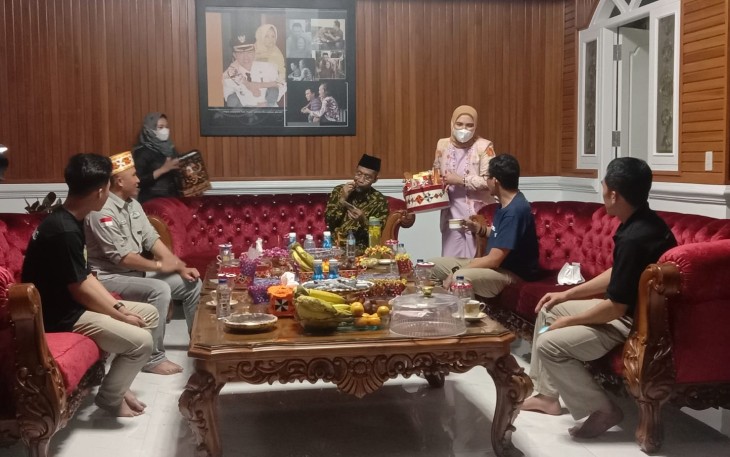 Menteri Pariwisata dan Ekonomi Kreatif (Kemenkraf) Republik Indonesia Sandiaga Salahuddin Uno sambangi kediaman Bupati Lampung Barat. dalam rangka diskusi dan membahas pengembangan pariwisata di daerah setempat