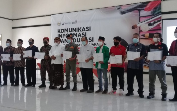 Gus Nabil Berikan Piagam Penghargaan pada Tim Medis Hingga Jurnalis Dalam Penanganan Covid-19 di Klaten