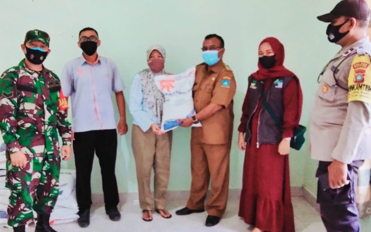 Pemerintah Kelurahan Kota Baru dan Kantor Pos  Salurkan Bantuan Beras ke 81 kepala keluarga