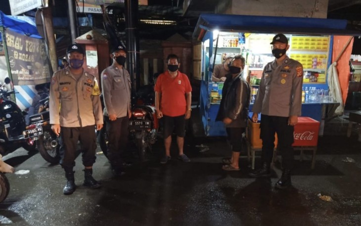 Kapolsek Kertajati - Polres Majalengka, Aksi Simpatik Melalui Bhabinkamtibmas Bagikan Masker dan Himbau Taat Prokes Kepada Warga