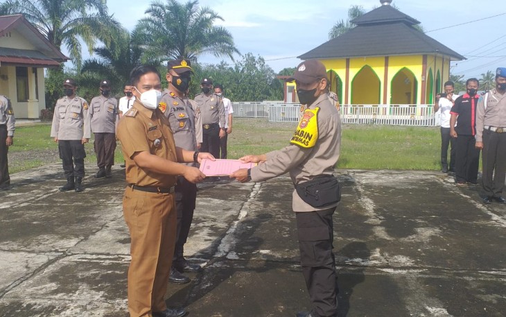 Datangi Polsek, Camat Padang Jaya berikan Reward kepada Anggota Bhabin kamtibmas
