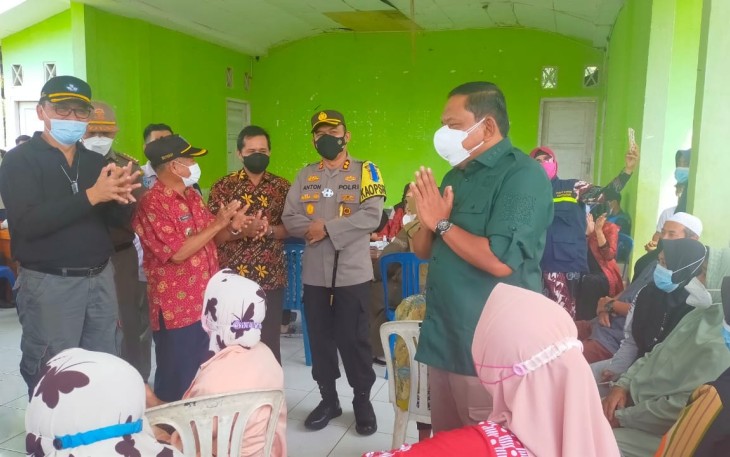 Bupati Mian Pantau Vaksinasi di Kecamatan Air Napal