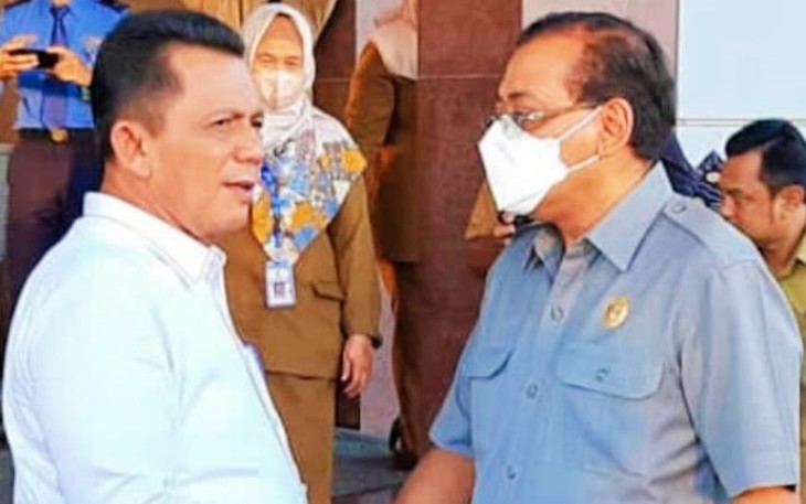 Gubernur Kepulauan Riau H. Ansar Ahmad saat menyambut langsung Ketua KI Pusat Donny Yoegiantoro di Bandara Raja Haji Fisabilillah Tanjungpinang, Selasa (19/07) sore. 