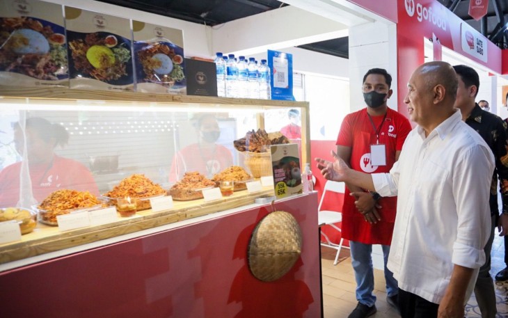 MenkopUKM Teten Masduki saat meninjau GoFood Culinary Bazaar, di kawasan Bali Collection, Nusa Dua, Bali, Senin (14/11).