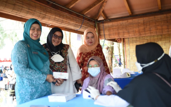 Ketua TP-PKK Kepri Hj. Dewi Kumalasari Ansar saat turut menyerahkan paket bingkisan