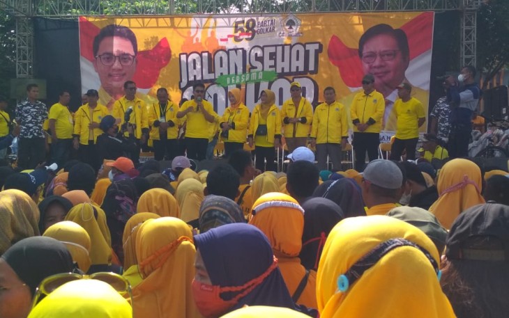 Rangkaian acara Jalan Santai memperingati HUT Partai Golkar ke-58, di Alun - Alun Karanganyar, Minggu (16/10/2022).