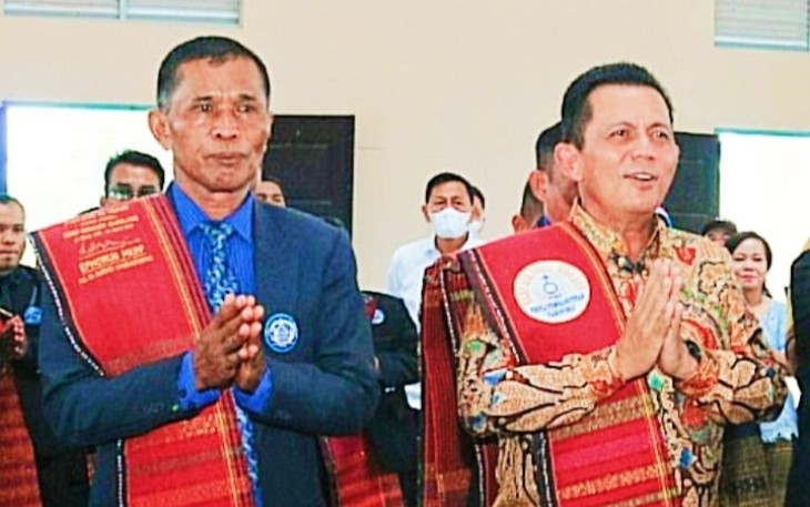 Gubernur Kepri Ansar Ahmad (kanan) saat disambut ke acara