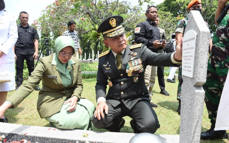 Kasad saat Ziarah ke Makam Tokoh Nasional