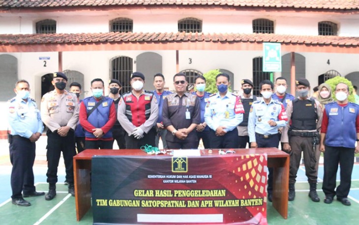 Satopspatnal Kumham Banten foto bersama seusai Sidak Lapas Rangkasbitung