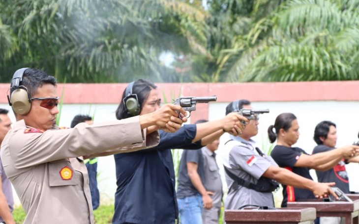 Polres Bengkulu Selatan bersama Unsur Forkopimda saat Latihan Menembak