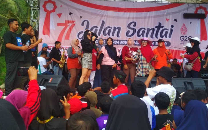 Penyanyi dangdut Lala Atila (berbaju hitam) tampil menghibur peserta Jalan Sehat HUT RI ke-77 yang digelar BumDes Berjo, di kawasan Obyek Wisata Air Terjun Jumog, Ngargoyoso, Kabupaten Karanganyar, Sabtu (27/8/2022).