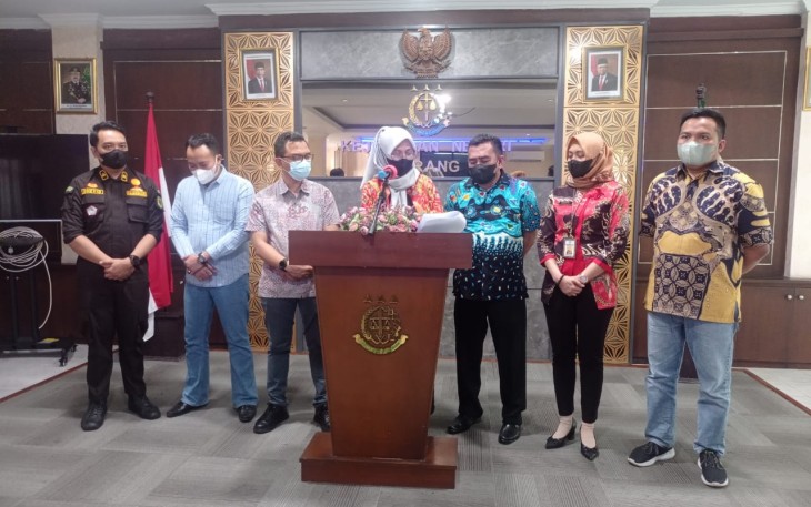 Plh. Kepala Kejaksaan Negeri (Kejari) Serang Era Indah Soraya, S.H., M.H., didampingi oleh para Kasi dan Kasubag Pembinaan Kejaksaan Negeri Serang saat melakukan konferensi pers Jumat tanggal 30 Desember 2022.