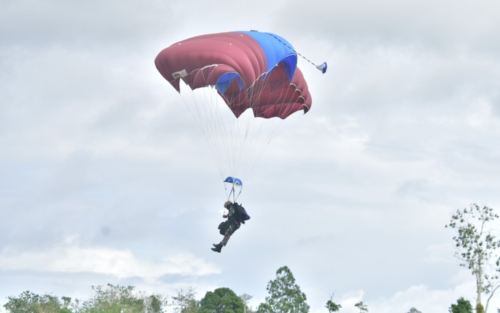 Terjun Payung Free Fall Prajurit Satkopaska Koarmada III 