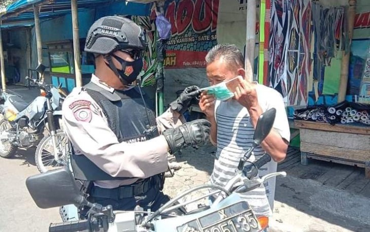 Aksi Pamor Keris Sat Samapta Polres Batu berikan masker masyarakat jelang Nataru, Selasa (20/12)