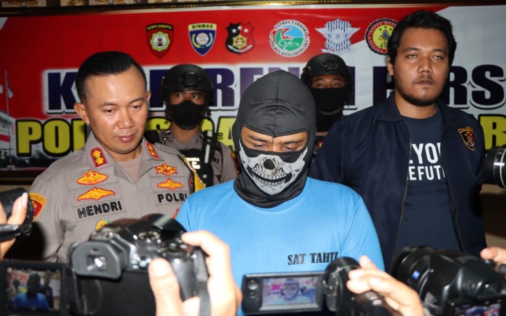 Tersangka pakai tobeng hitang saat konferensi pers Polres Banjarnegara