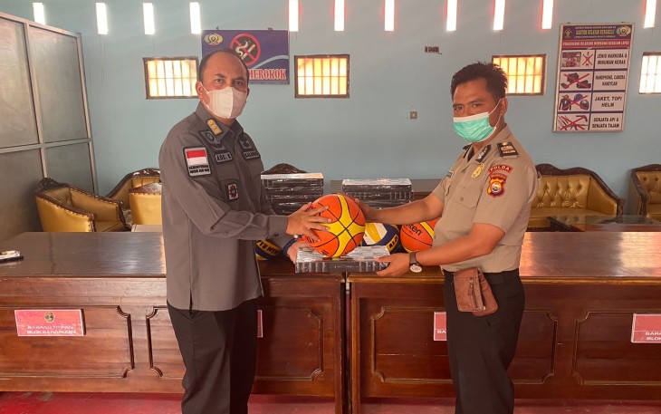 Iptu Nyarna Salurkan Bantuan Sarana Olahraga Untuk Warga Binaan Lapas Bengkulu