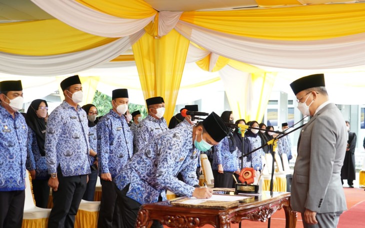  Ratusan pejabat fungsional di lingkungan Pemprov Bengkulu dilantik dan diambil sumpah jabatan pada Jumat (31/12/2021). Pelantikan dilakukan oleh Gubernur Bengkulu Rohidin Mersyah pada penghujung tahun ini
