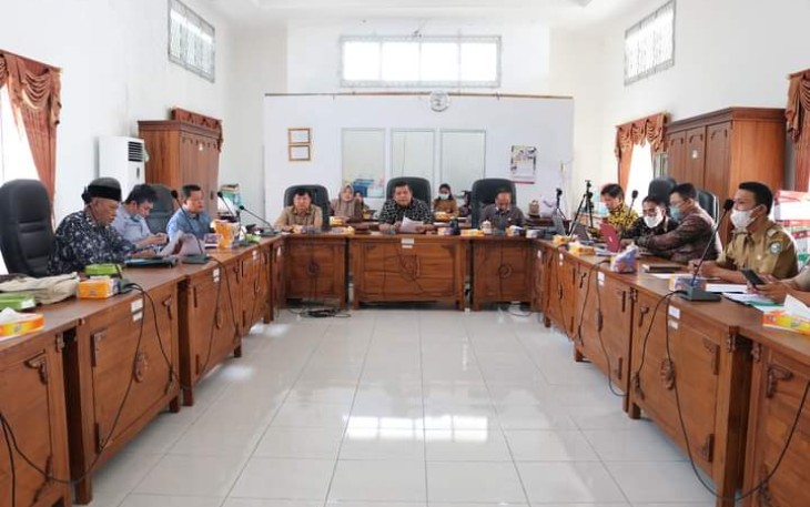 Andrian saat memimpin Rapat Dengar Pendapat Umum (RDPU) Lintas Komisi bersama Asosiasi Pemerintah Desa Seluruh Indonesia (APDESI) Dinas PMD dan Para Camat diruang rapat badan anggaran kantor DPRD pada Selasa (22/03/2022).