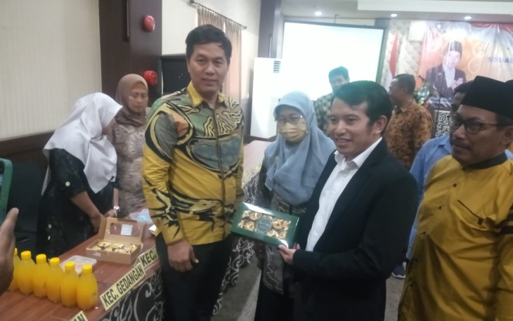 Anggota DPRD Jatim, Adam Rusydi saat meninjau lapak UMKM