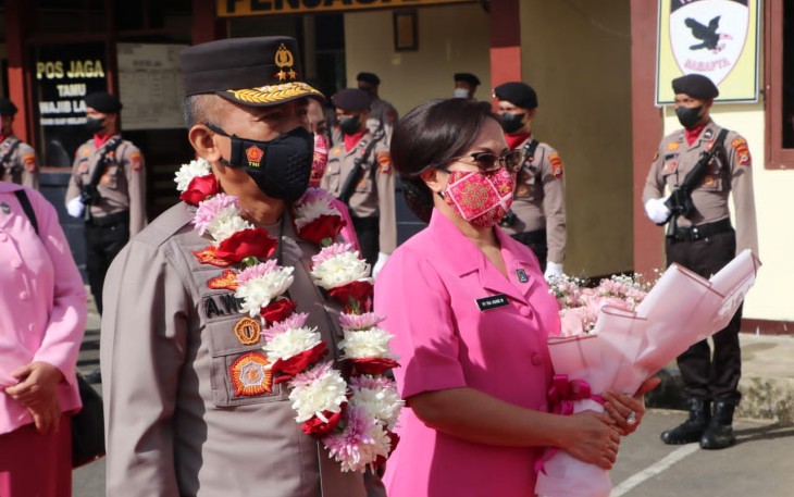 Kapolda Bengkulu Irjen Pol. Drs. Agung Wicaksono, M. Si didampingi Ketua Bhayangkari Daerah Bengkulu Ny. Ria Agung Wicaksono 