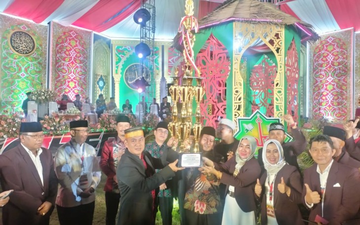 Penyerahan trophy bergilir oleh pemerintah kota Kotamobagu ke kota Bitung.