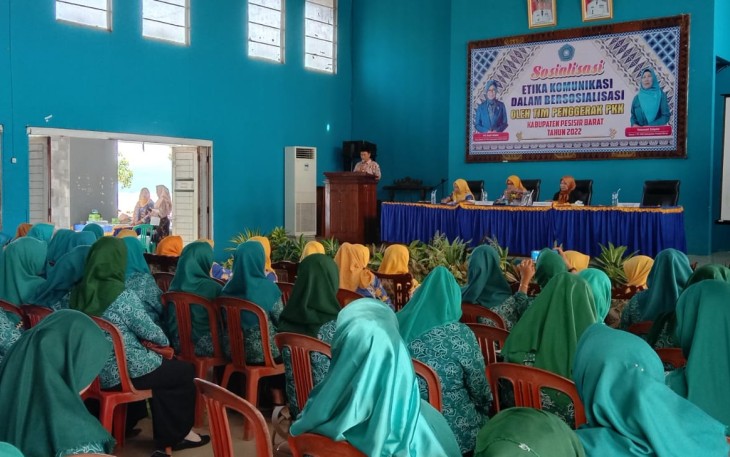 Ketua Umum TP-PKK Pesibar saat Gelar Sosialisasi Etika Komunikasi di Gsg Selalaw,  Labju, Selasa, (08/11/2022). 