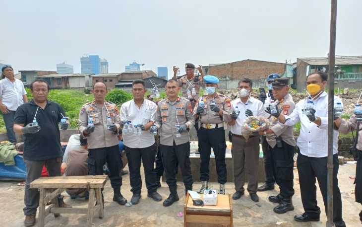 Polisi saat menunjukan barang bukti sitaan hasil penggerebekan.