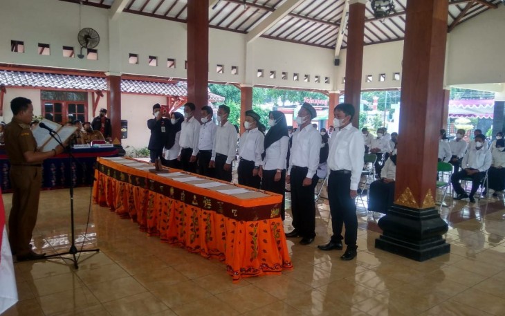 Perangkat Desa terpilih se-kecamatan Cepu saat proses pelantikan di pendopo kecamatan Cepu pada 29 Januari 2022.