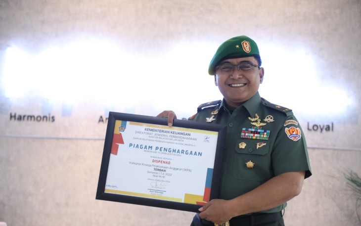 Kadispenad Brigjen TNI Tatang Subarna saat menunjukan piagam penghargaan di Kantor KPPN IV Jakarta, Kamis (1/9/2022)