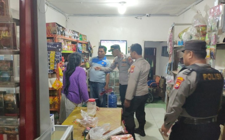 Polisi saat melakukan razia salah satu warung, Rabu malam (30/11/2022).