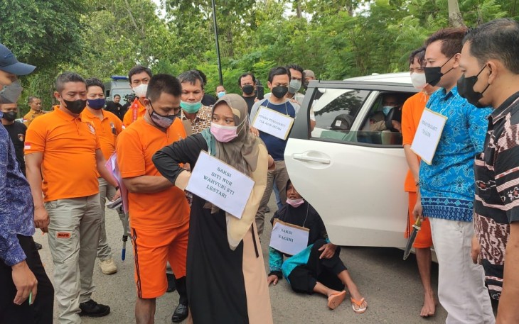 Para tersangka sedang melakukan reka ulang kasus istri yang diculik suami dengan menyewa orang bayaran