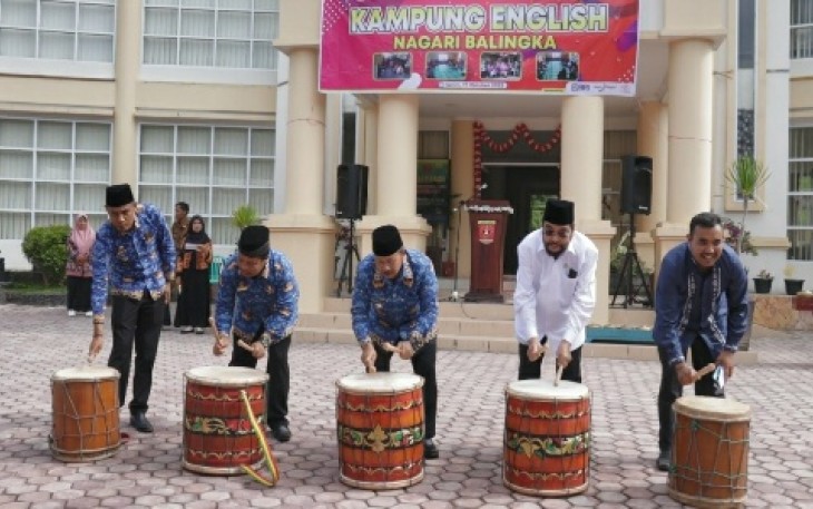 Bupati Agam Dr. Andri Warman, M.M., meresmikan Kampung Inggris Nagari Balingka, Kecamatan IV Koto.