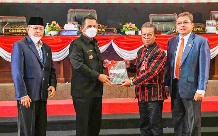 Gubernur Prov Kepri Ansar Ahmad Serahkan Laporan pertanggung jawaban pada ketua DPRD Provinsi kepulauan Riau.