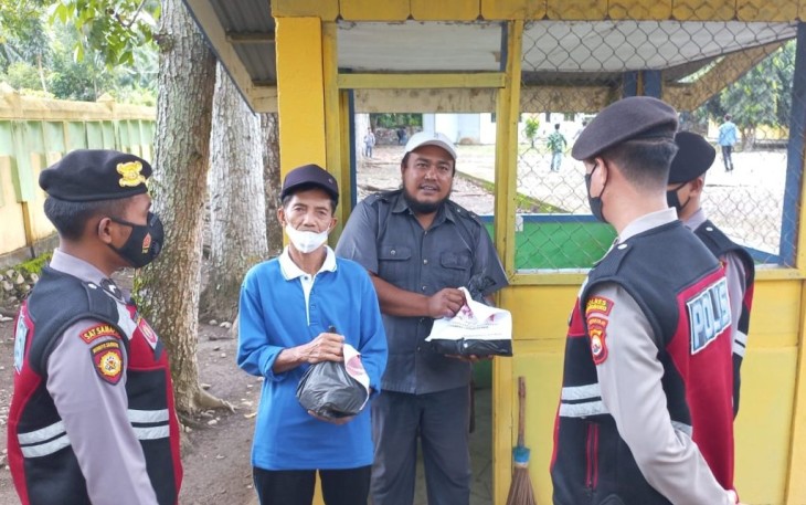Sat Samapta Polres Mukomuko saat Berbagi Sembako