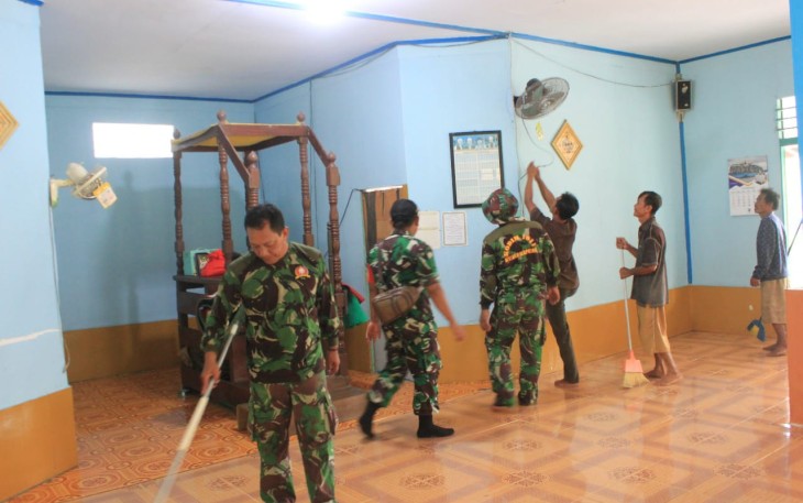 Karya Bakti Pembersihan Tempat Ibadah Dalam Rangka HUT TNI Ke 77 