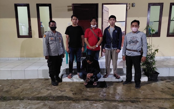 Tersangka (jongkok) saat diamankan